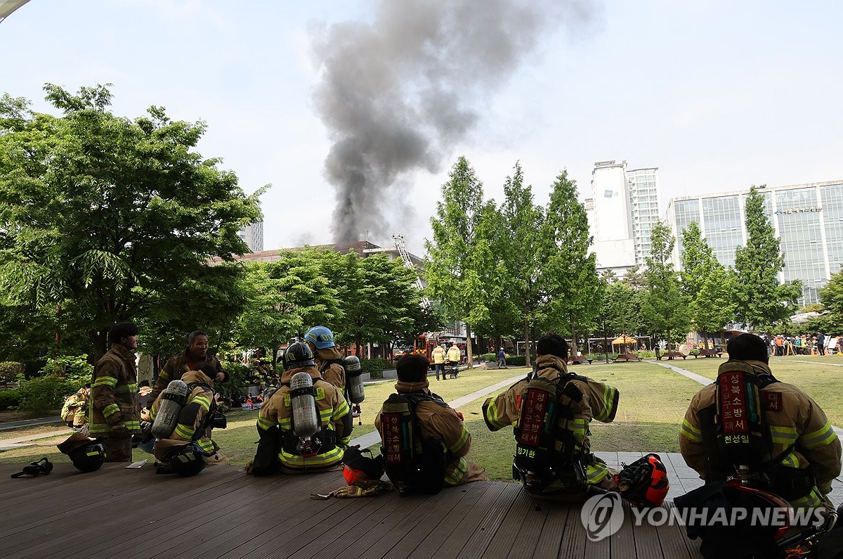 용두동 폐기물처리업체 화재 16시간째 계속…재활용품 많아 난항(종합2보)