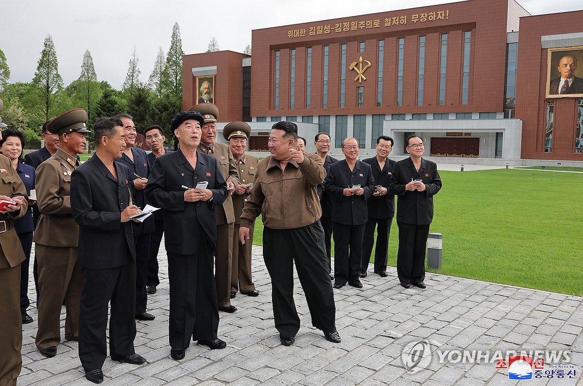 북한 노동당 간부학교에 마르크스·레닌 대형 초상화 걸려 눈길