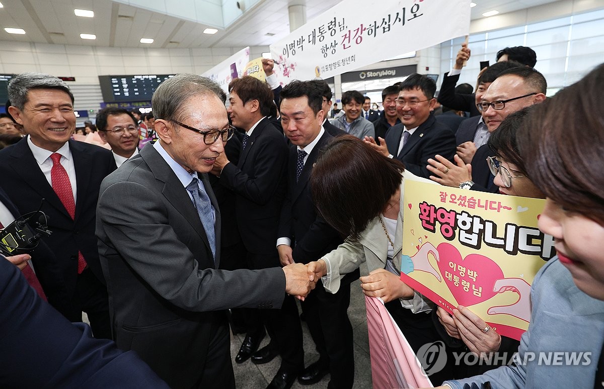 "늘 마음은 포항에"…이명박, 11년 만에 고향 찾아(종합2보)