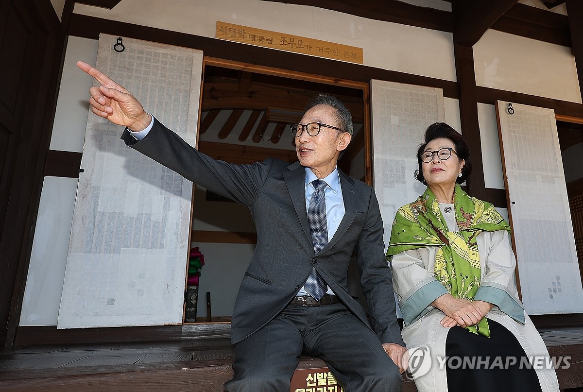 "늘 마음은 포항에"…이명박, 11년 만에 고향 찾아(종합2보)