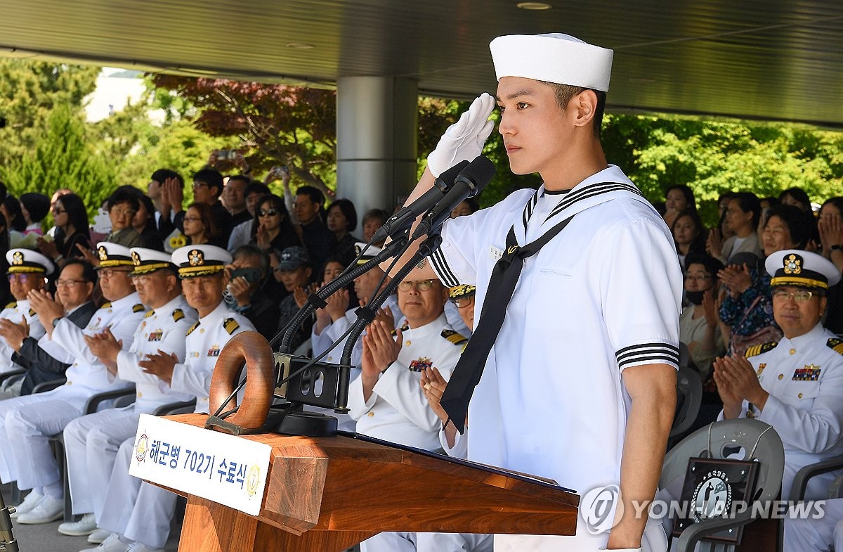 NCT 태용·복수 국적자 등 '해군병 702기' 1천592명 수료
