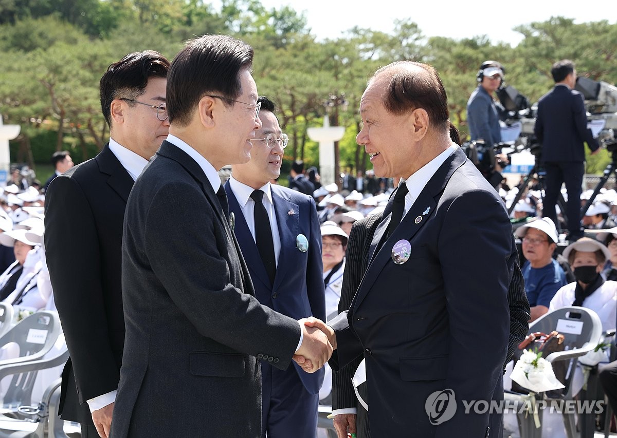 여야 지도부, 광주 집결…손에 손잡고 '님을 위한 행진곡' 제창