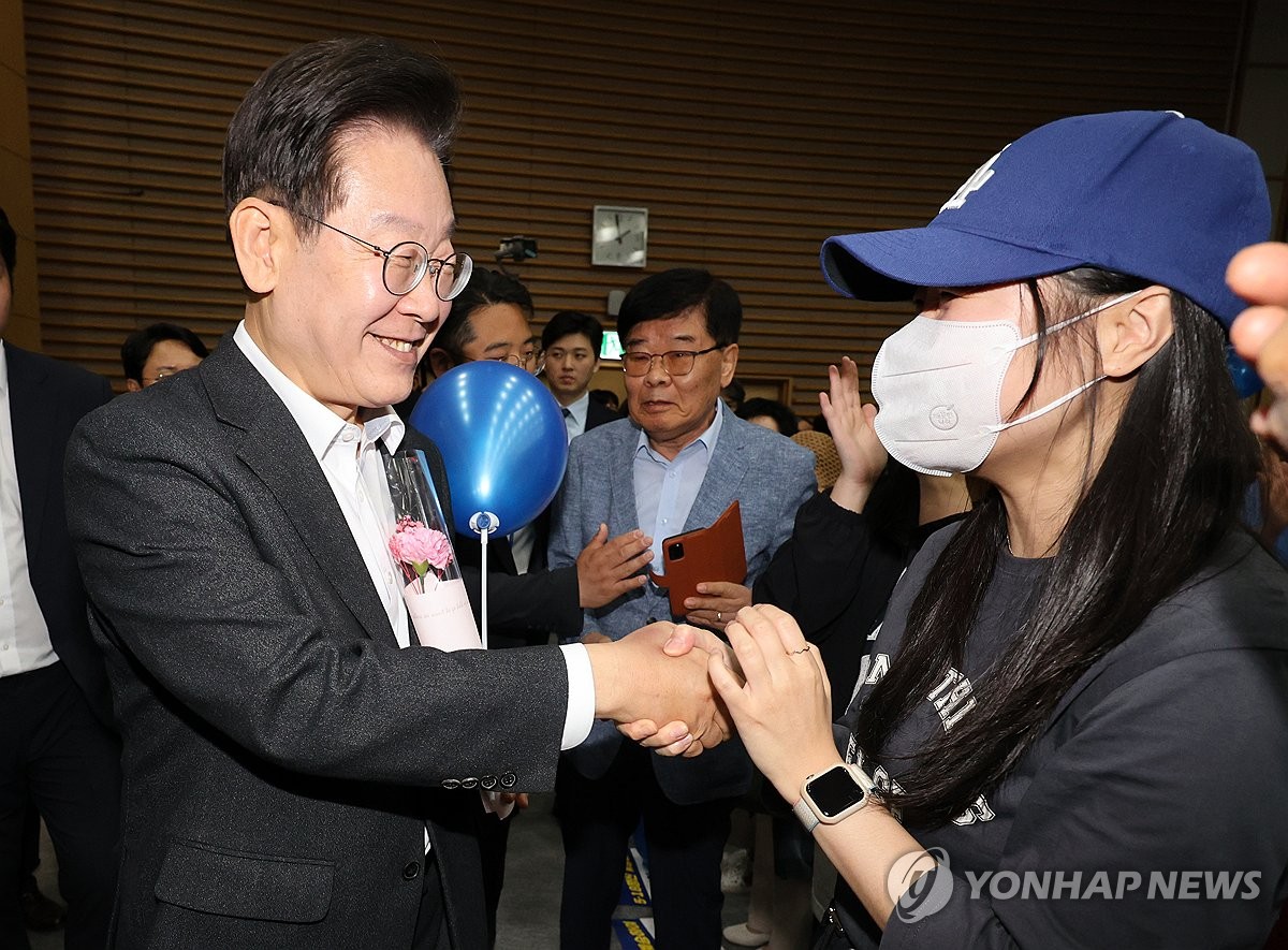 이재명에 "연임" 외친 당원들…李, 즉답 않고 웃기만