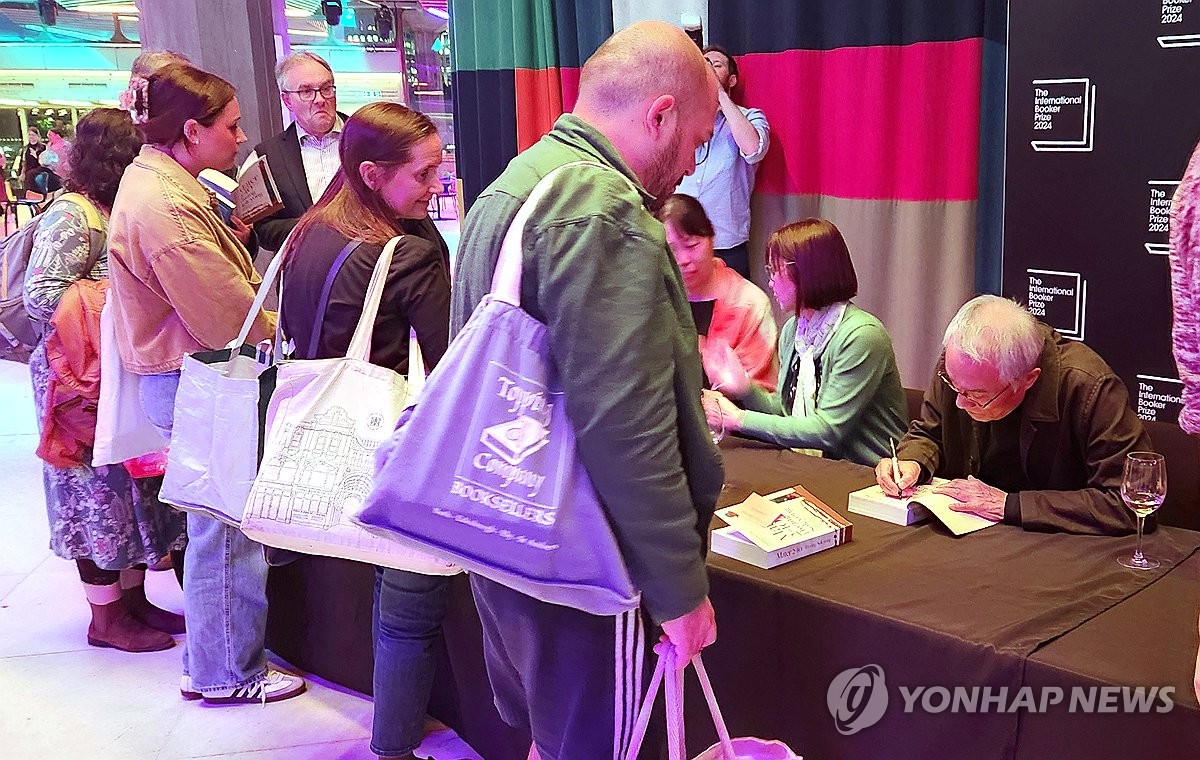 '철도원 삼대' 두 번역가 "어려운 점 많았지만 희열 느껴요"