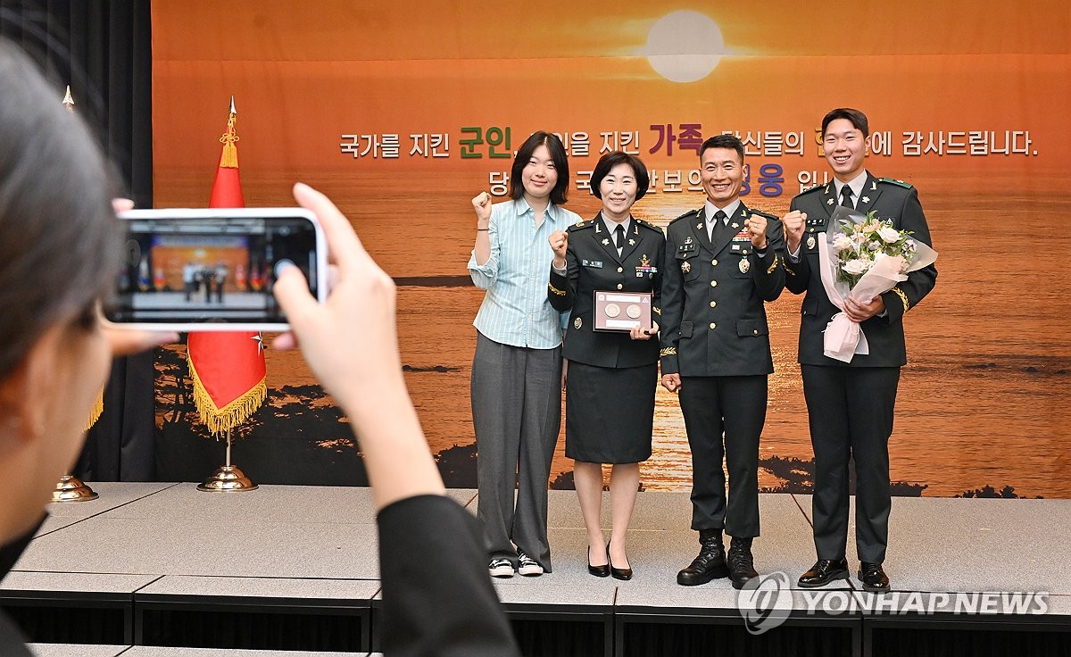 지뢰 폭발에 부상한 남편 간호…자랑스런 육군가족 시상식