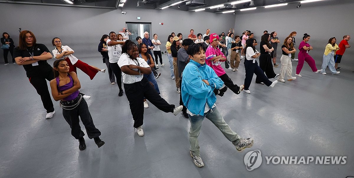 한국 찾은 '아이유 찐팬' 美할아버지 "K팝 춤춰보니 어렵네요"(종합)