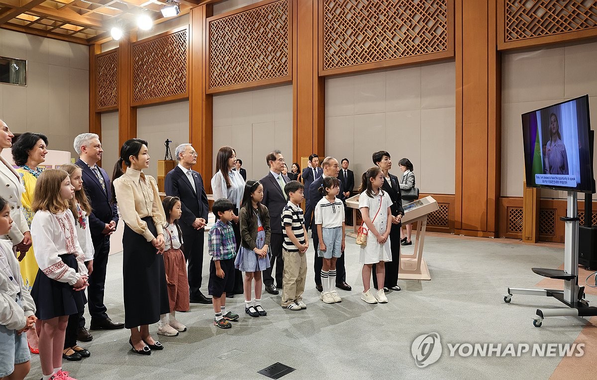 김건희 여사, 청와대서 열린 우크라이나 아동 그림전 참석(종합)