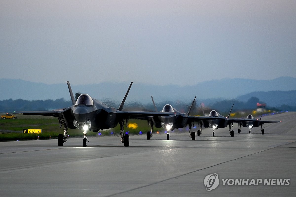 군, F-35A 등 전투기 20여대로 타격훈련…北위성발사 예고 대응