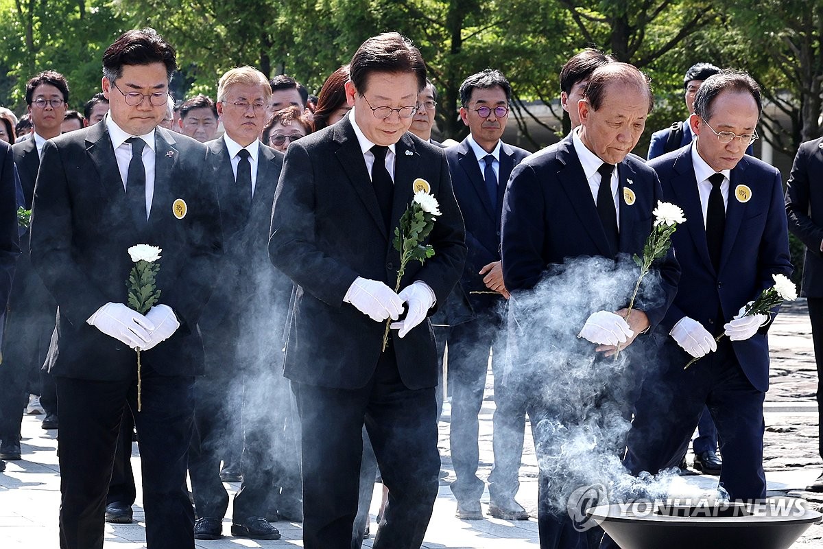 文, 盧 사저에서 이재명·조국에 "연대해서 성과 빨리 내야"