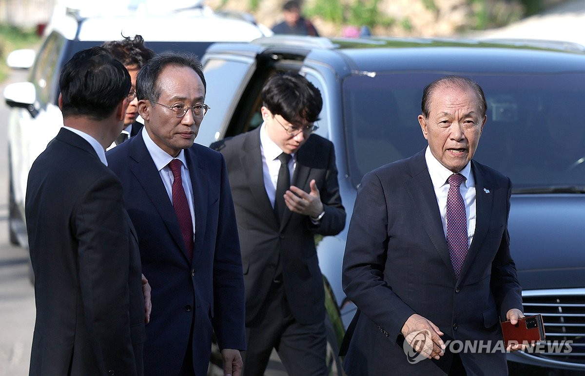 與지도부, 평산마을 찾아 협치 손짓…文 "혐오의 정치 끝내야"(종합)