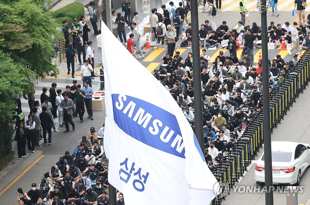 삼성전자 노조, 서울 서초사옥 앞서 단체행동…뉴진스님 등 공연
