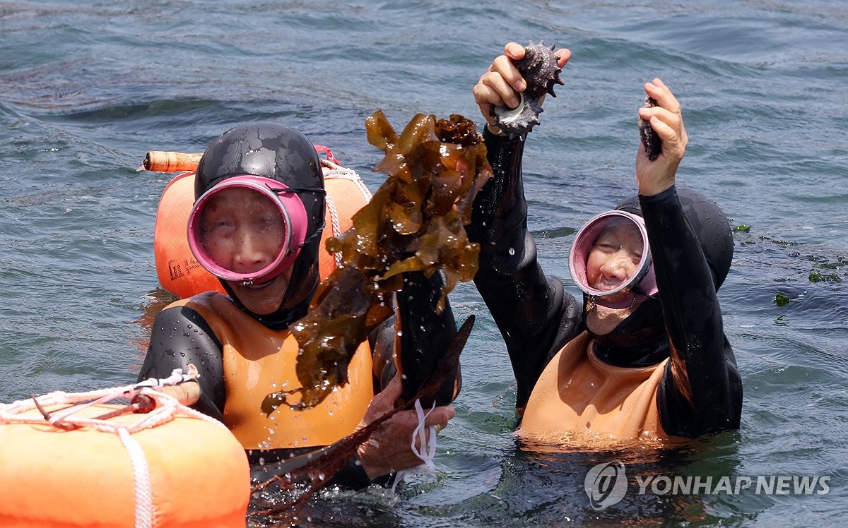 "죽어서도 물질허멍 살켜"…제주 첫 해녀 은퇴식