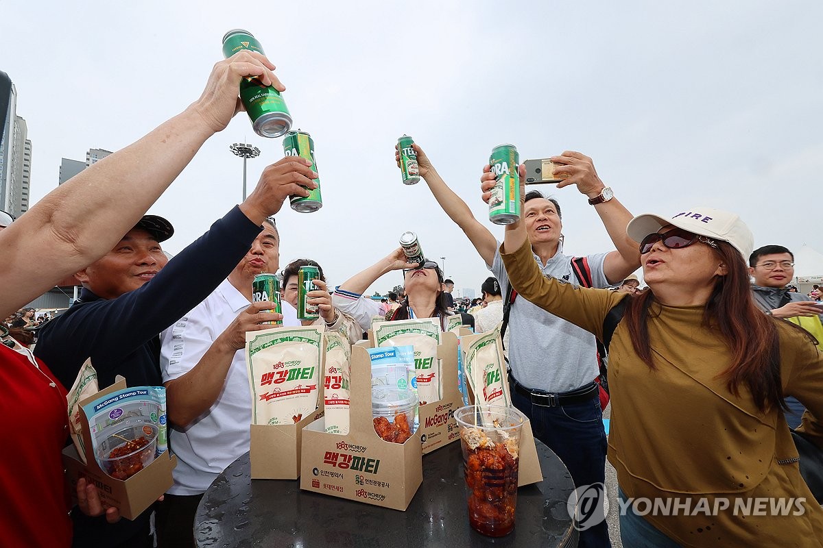 [현장] 인천항서 외국인 1만명 파티…'K-닭강정'에 엄지척