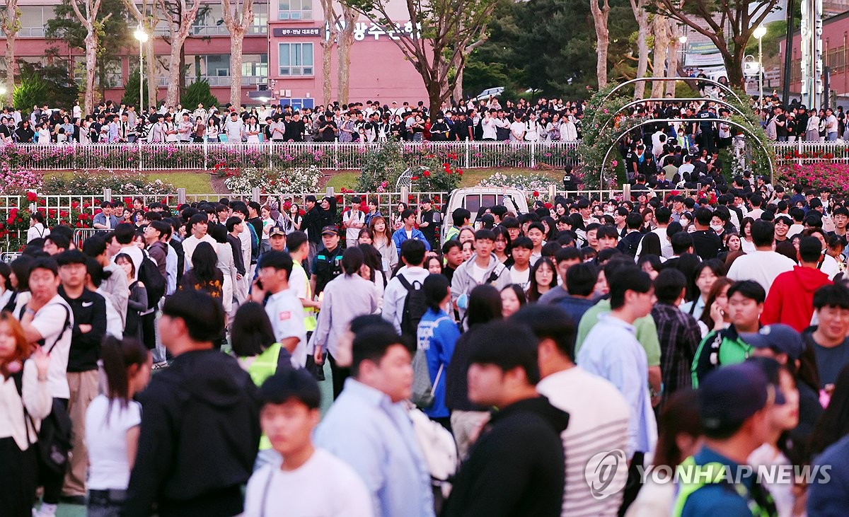 [현장] "앞뒤 간격 유지" 조선대축제 4만명 운집에 안전 최우선