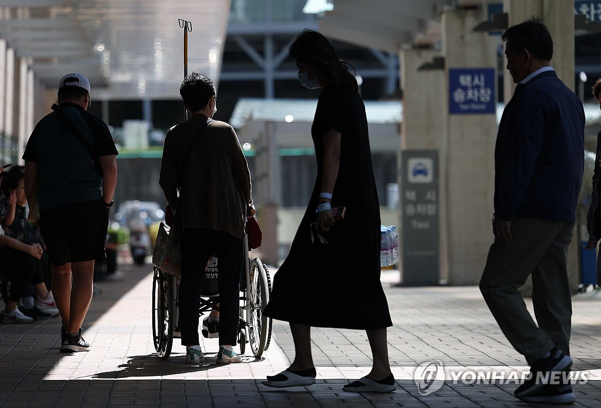 [속보] 정부 "현장복귀 전공의 조금씩 늘어…주요병원 1달새 122명↑"