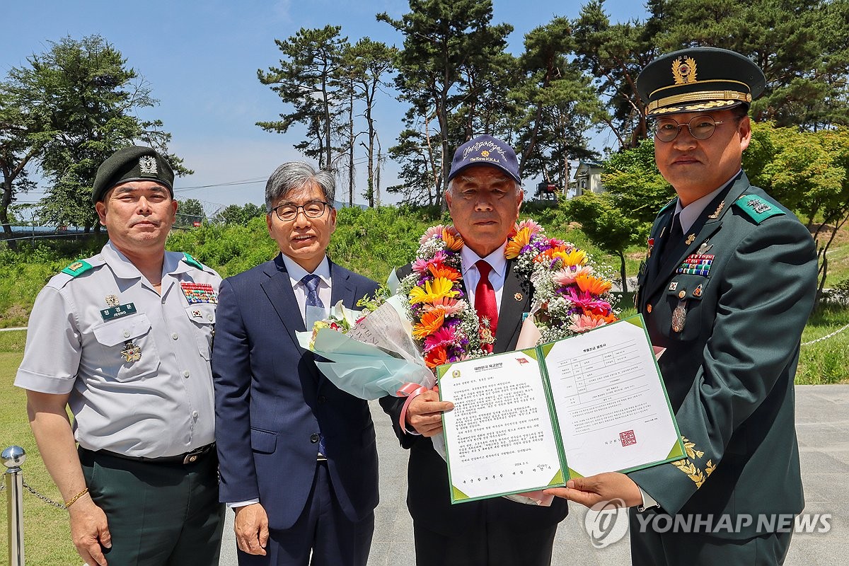 백발의 베트남전 참전 용사, 50년 만에 '병장' 진급하다