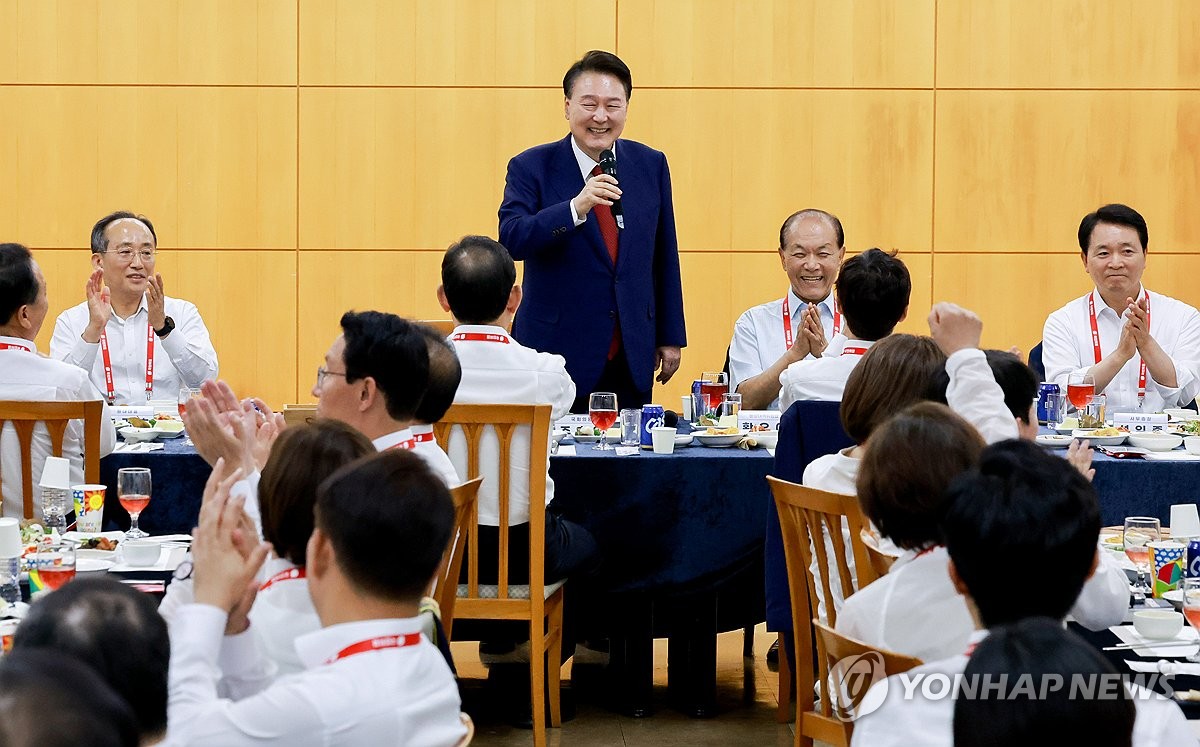 與 워크숍 찾은 尹 "우리는 가족…똘똘 뭉쳐 나라 지키자"