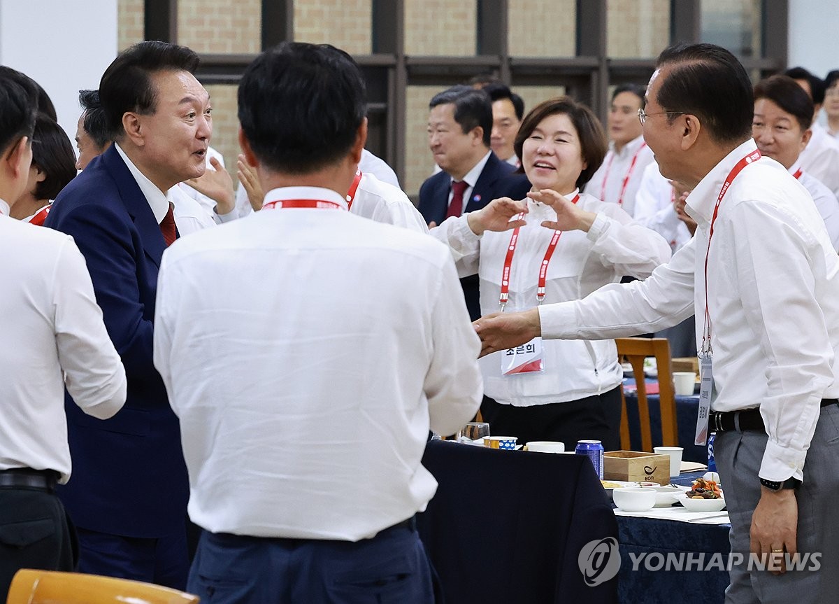 與 워크숍 찾은 尹 "우리는 가족…똘똘 뭉쳐 나라 지키자"