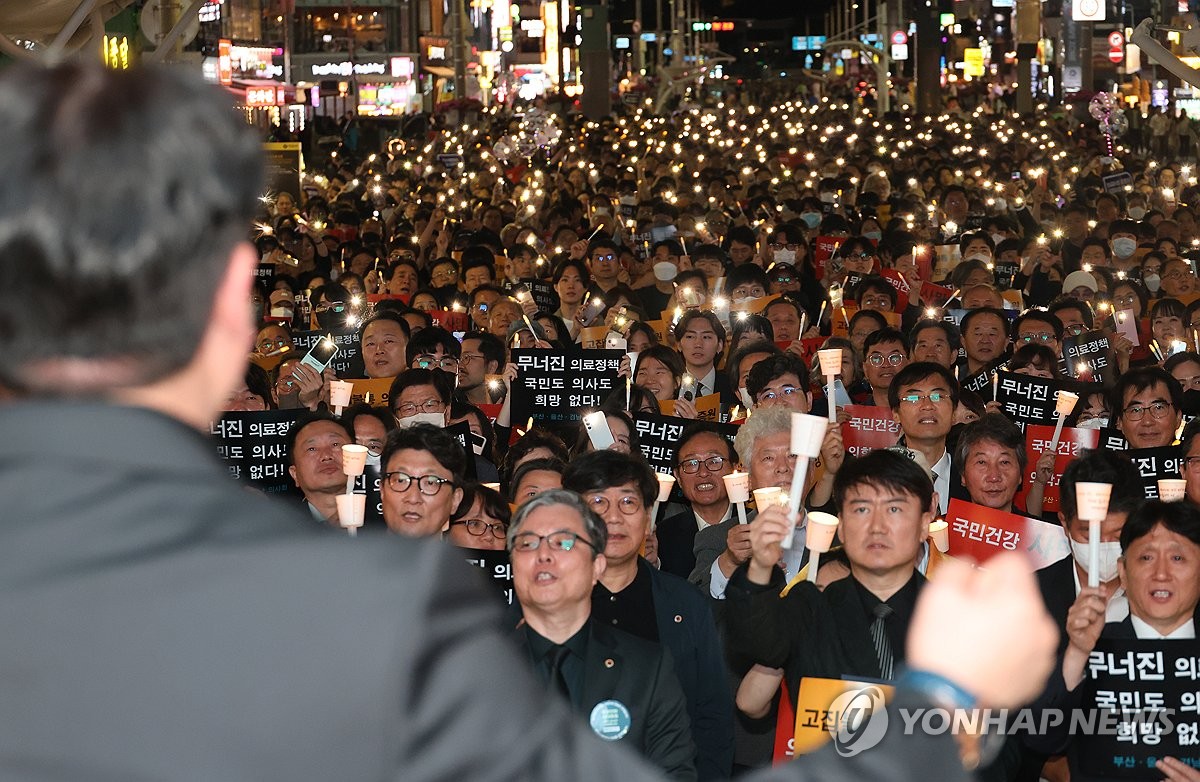 의협, 전국서 촛불집회…"한국의료 사망 선고, 6월부터 큰 싸움"(종합2보)