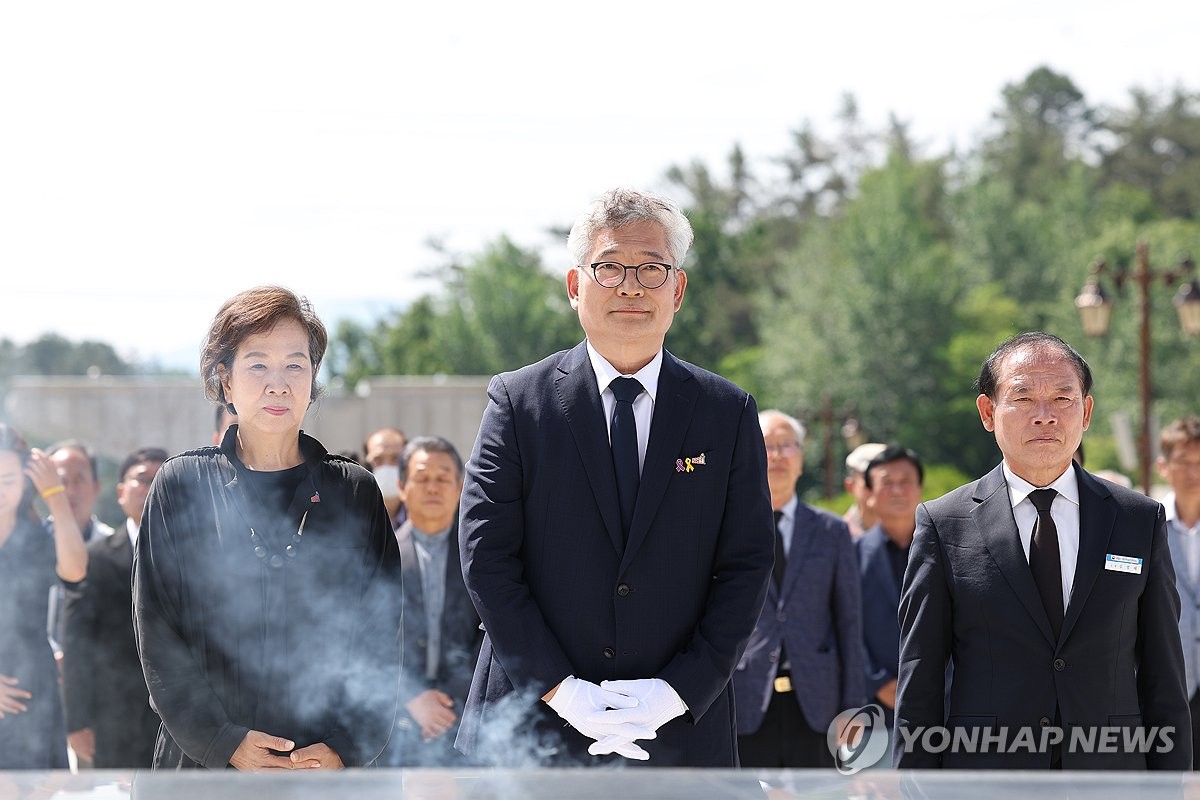 '보석 석방' 송영길 5·18 묘지 참배…"광주 시민으로 역할"