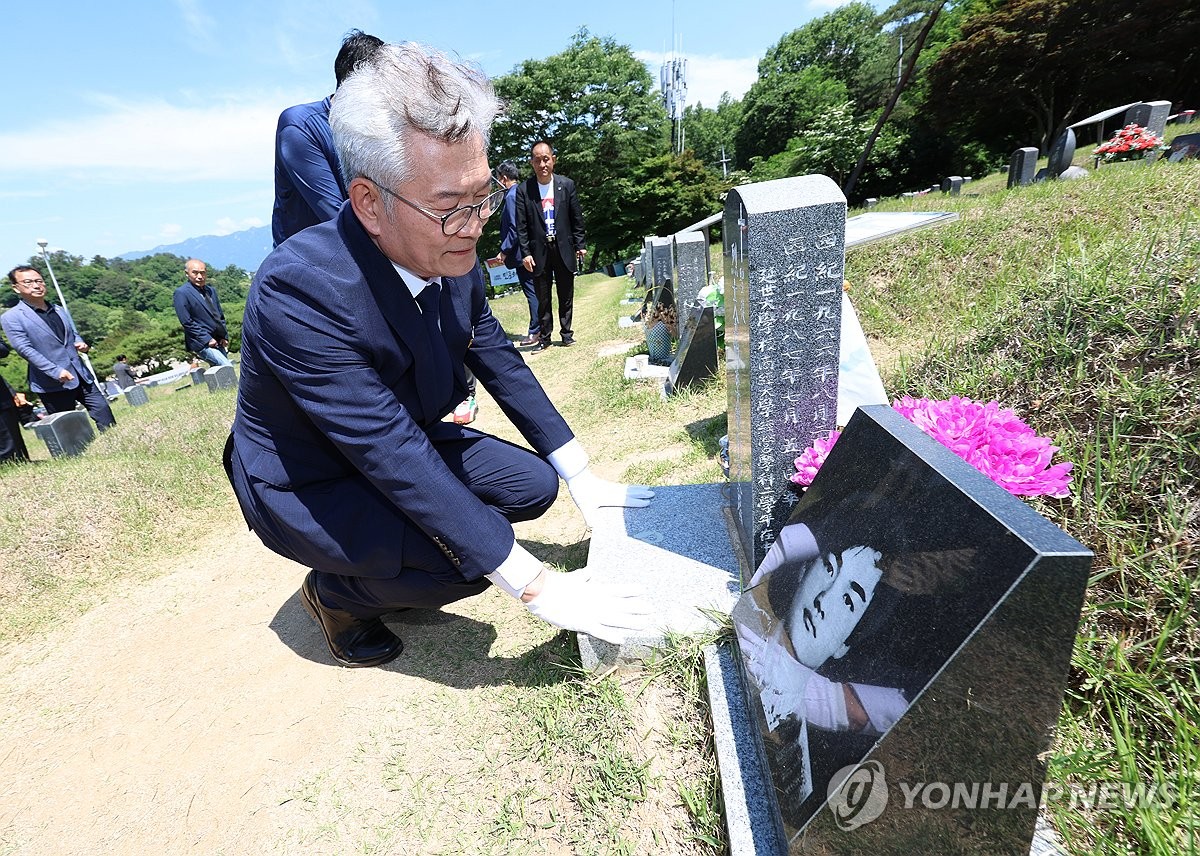 '보석 석방' 송영길 5·18 묘지 참배…"광주 시민으로 역할"