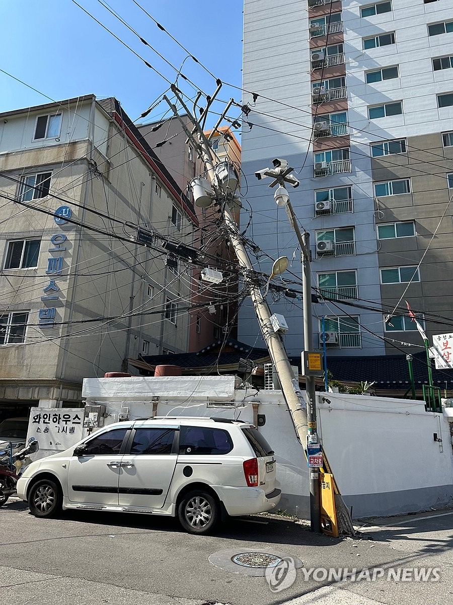 의정부서 전신주 쓰러져 5시간30분 정전…"원인 파악 중"(종합)