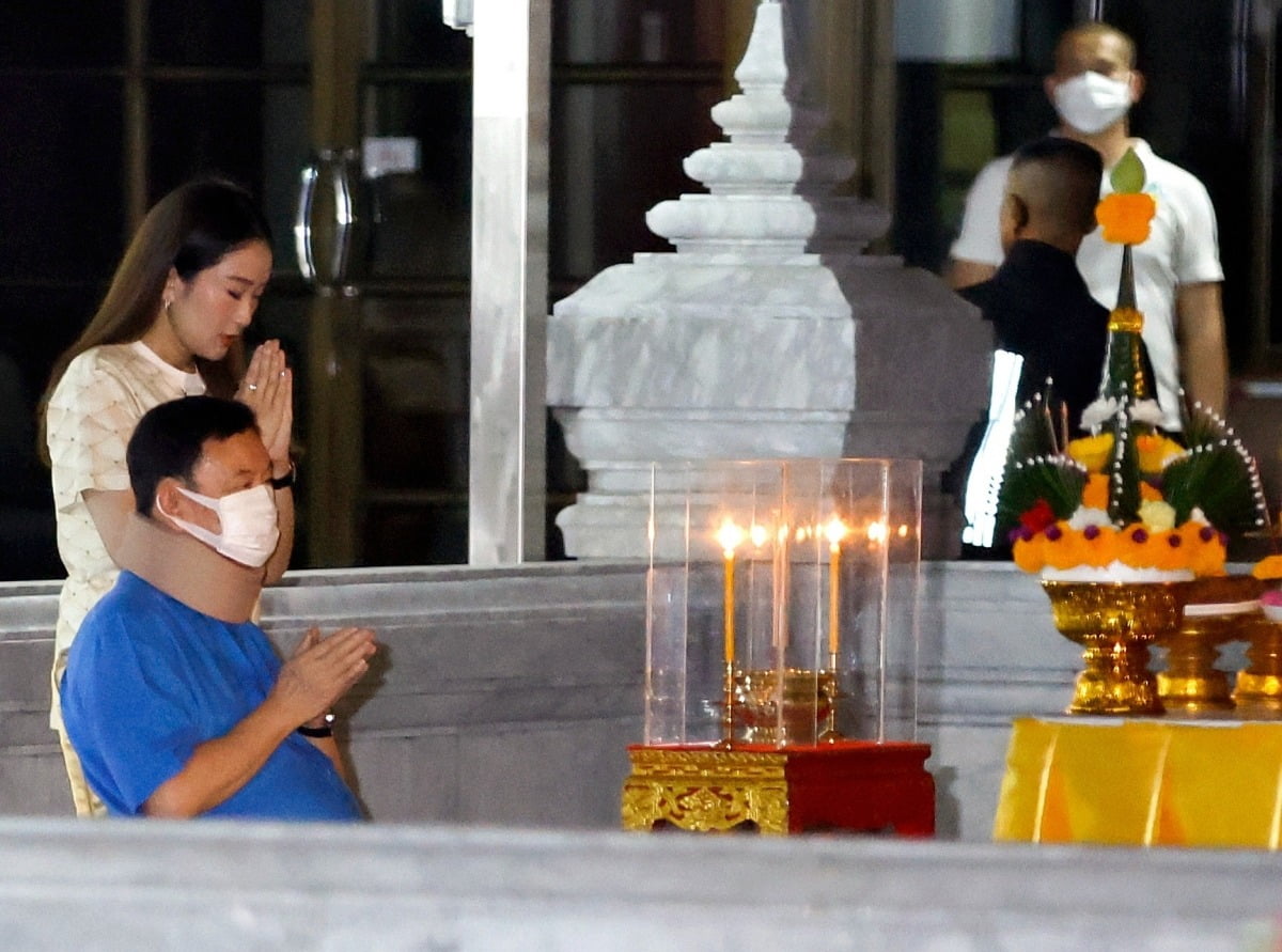 가석방 중 불교 사원 찾은 전 태국 총리 / 사진=연합뉴스(EPA)