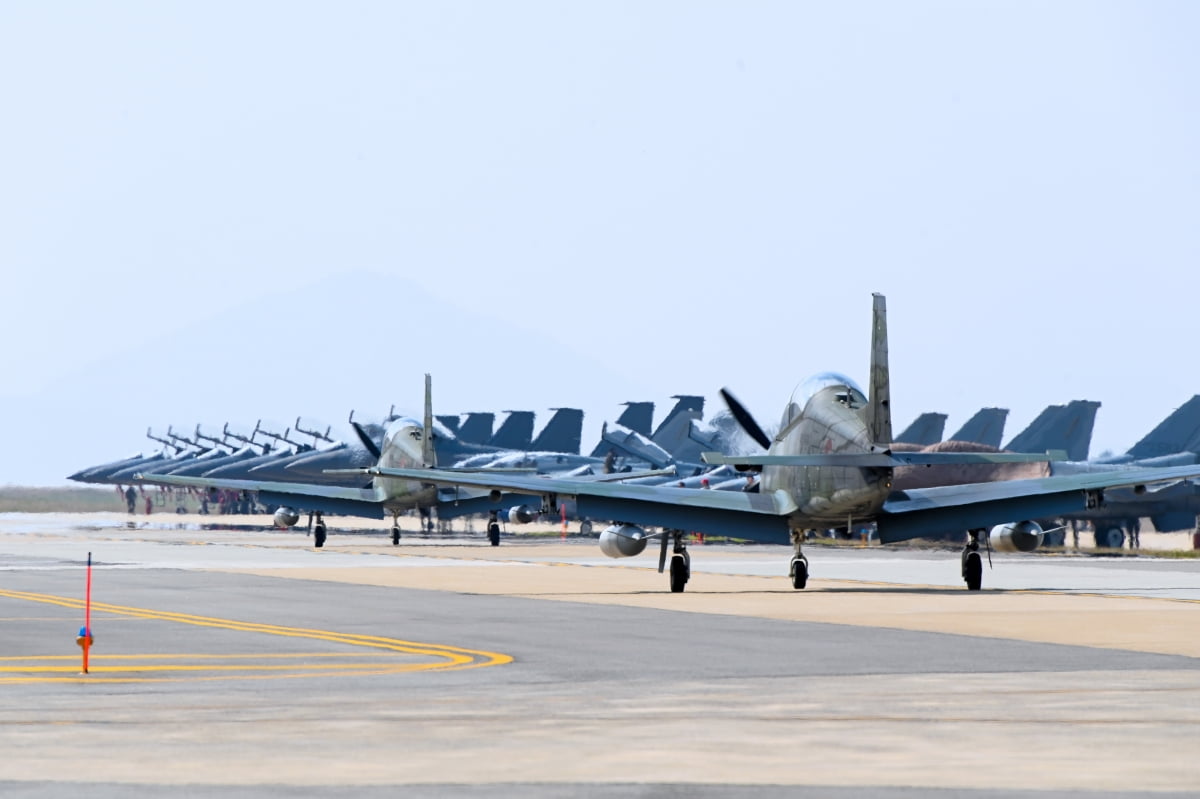 주기된 F-15K, FA-50 앞을 지나 택싱하고 있는 우리 공군의 KA-1. 사진=연합뉴스