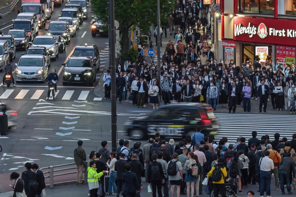 일본 도쿄 신주쿠 거리에서 직장인들이 퇴근길을 재촉하고 있다. 사진=AFP