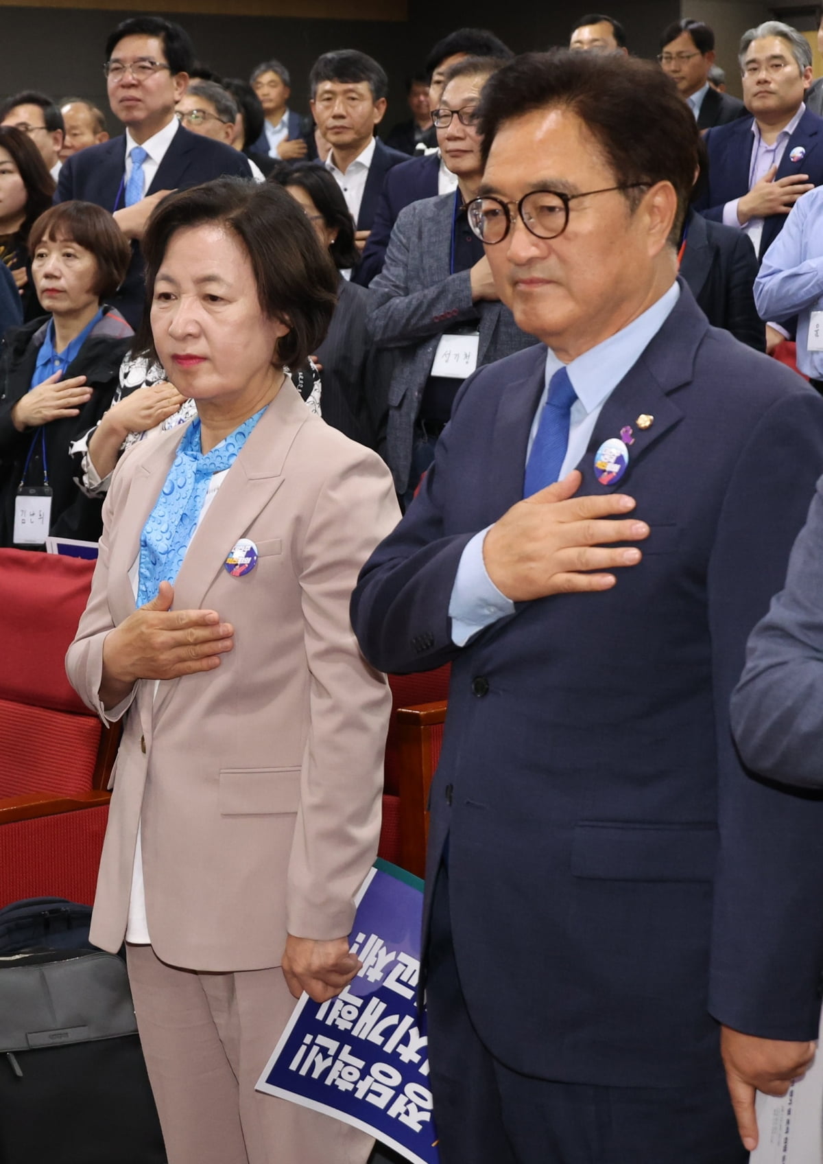  지난달 29일 국회에서 열린 더민주전국혁신회의 총선 평가 및 조직 전망 논의 간담회에서 추미애 당선인과 우원식 의원이 국민의례를 하고 있다. / 사진=연합뉴스