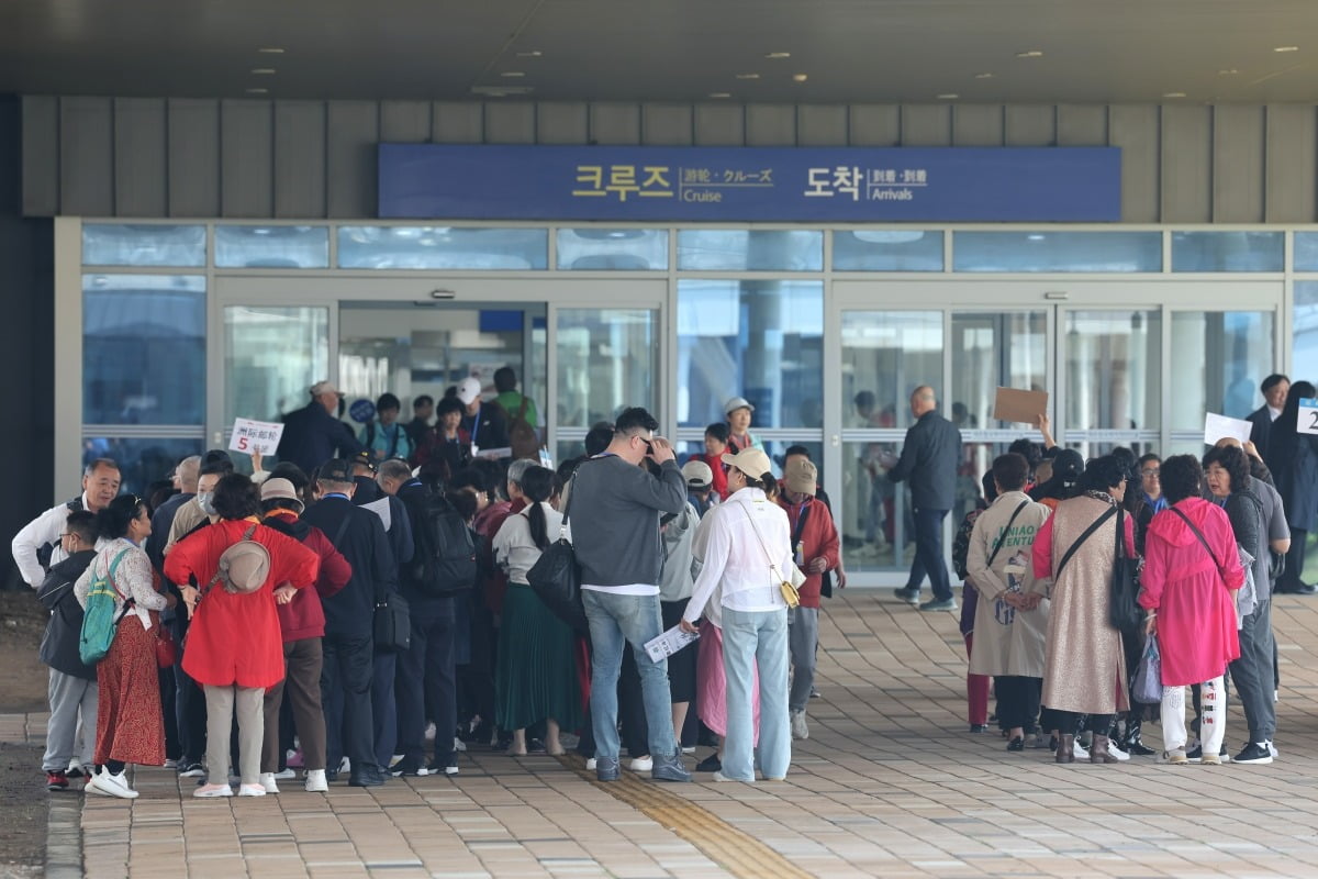 중국 텐진에서 출항해 제주항에 도착한 중국인 관광객이 제주 시내 관광에 나서고 있다. /사진=연합뉴스