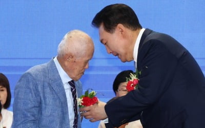 尹, 현직대통령 첫 어버이날 기념식 참석…"효도하는 정부 되겠다"