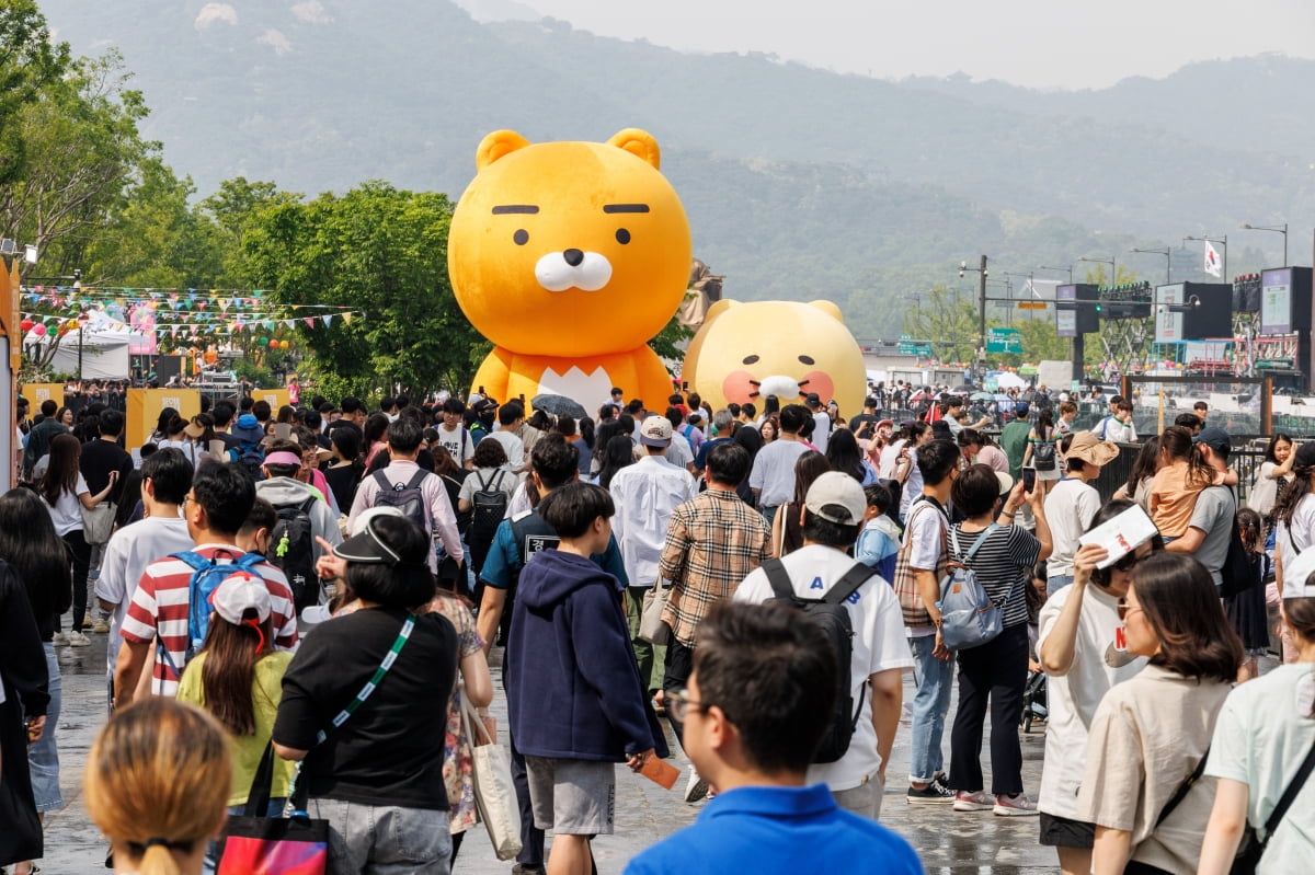 카지노 슬롯 머신 하는 법을 하루 앞둔 4일 오후 서울 종로구 광화문 광장이 나들이 나온 시민들로 붐비고 있다. /사진=연합뉴스