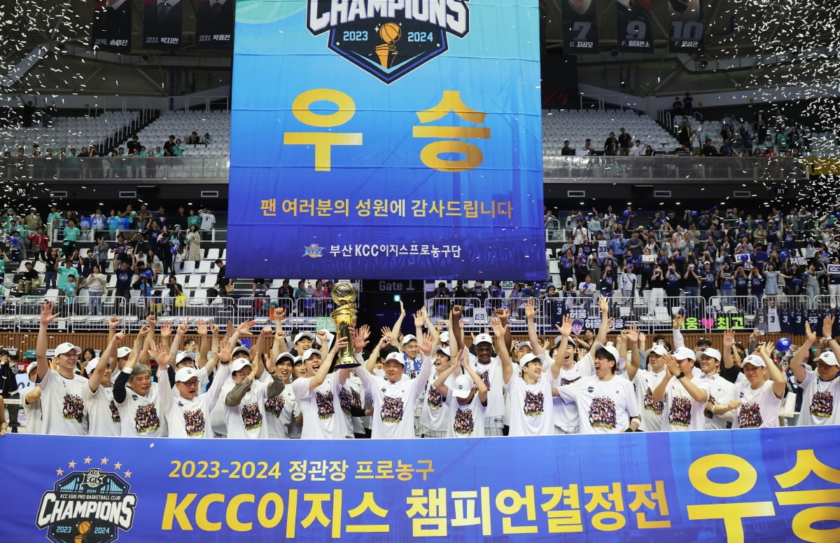 프로농구 챔피언 자리에 오른 KCC. / 사진=연합뉴스