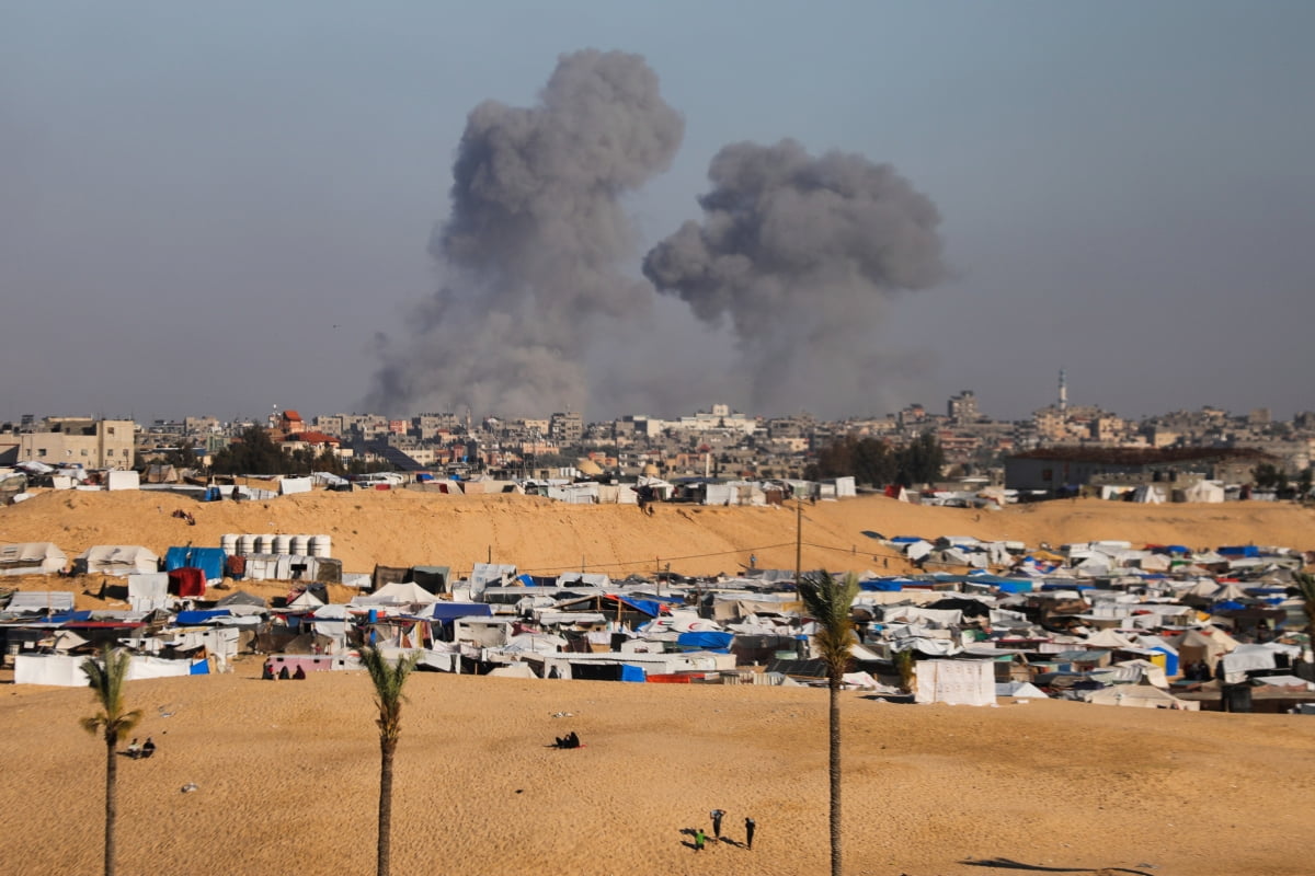 가자지구 라파 동쪽에서 이스라엘 공습으로 연기가 피어오르고 있다./사진=AP