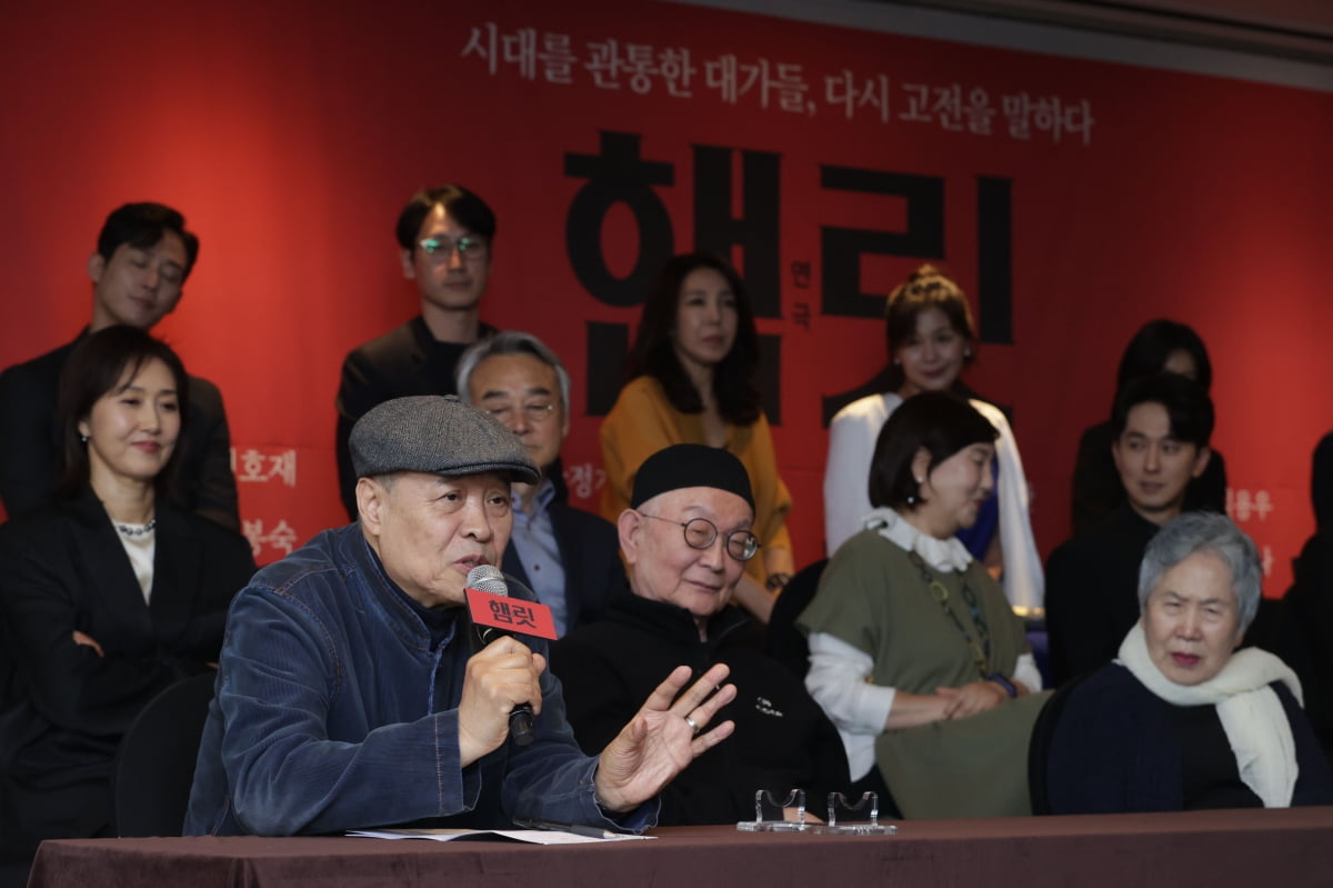 7일 오후 서울 중구 더 플라자 호텔에서 열린 연극 '햄릿' 기자간담회에서 손진책 연출이 극을 소개하고 있다. /사진=연합뉴스