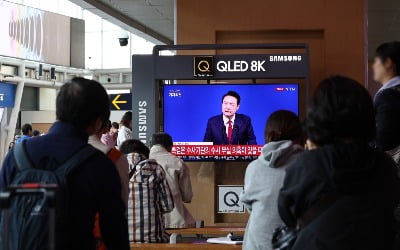 [속보] 尹 "한동훈과 문제 바로 풀었다…정치인 길 잘 걸어나갈 것"