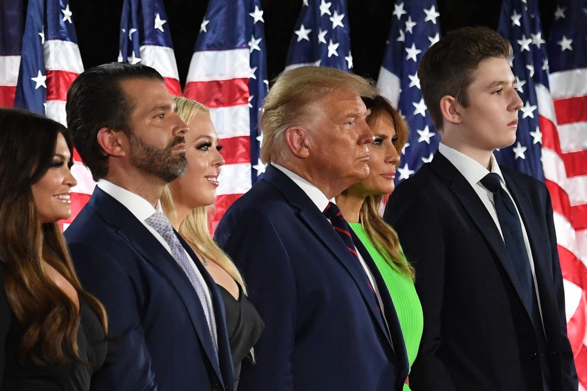 오른쪽부터 배런 트럼프와 멜라니아 트럼프, 도널드 트럼프 전 대통령, 티파니 트럼프, 도널드 트럼프 주니어, 킴벌리 길포일/사진=AFP
