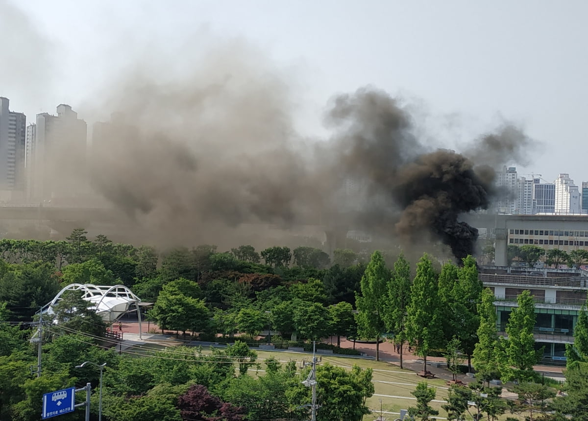 15일 오전 서울 동대문구 용두동 환경자원센터에서 불이 나 검은 연기가 피어오르고 있다./사진=연합뉴스