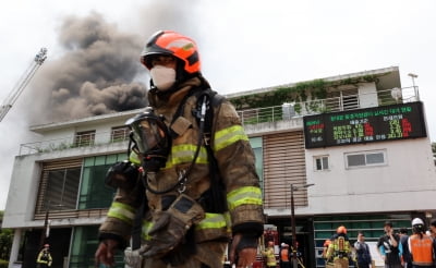 9시간째 불길 안 잡히는 용두동 폐기물처리업체 화재