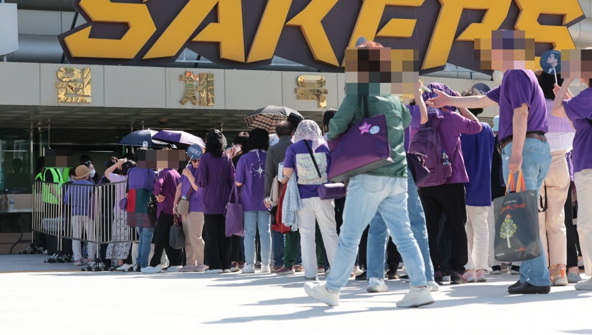 '공연 카지노 입플' 김호중 콘서트에 줄 선 팬들 (사진=연합뉴스)