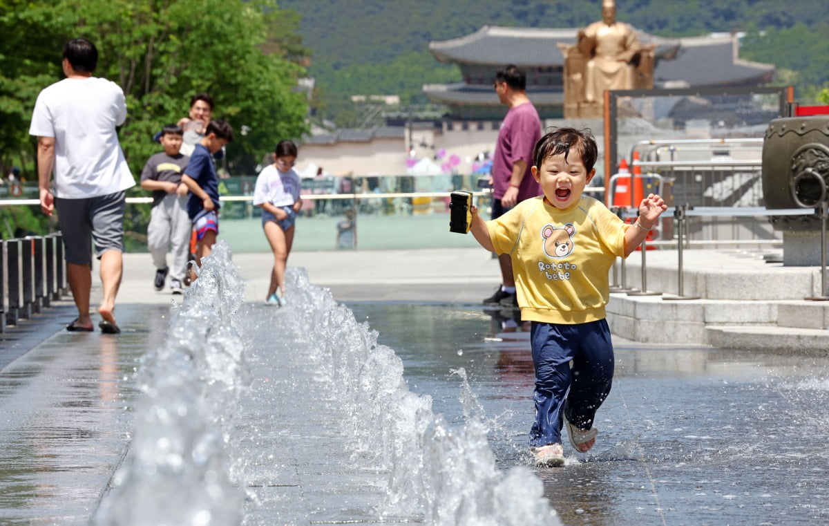 초여름의 더운 날씨를 보인 19일 서울 종로구 광화문광장 바닥분수대에서 어린이들이 즐거운 시간을 보내고 있다./사진=연합뉴스