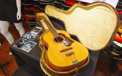 존 레넌 '그 기타' 40억원에 팔렸다…비틀즈 경매 중 최고가