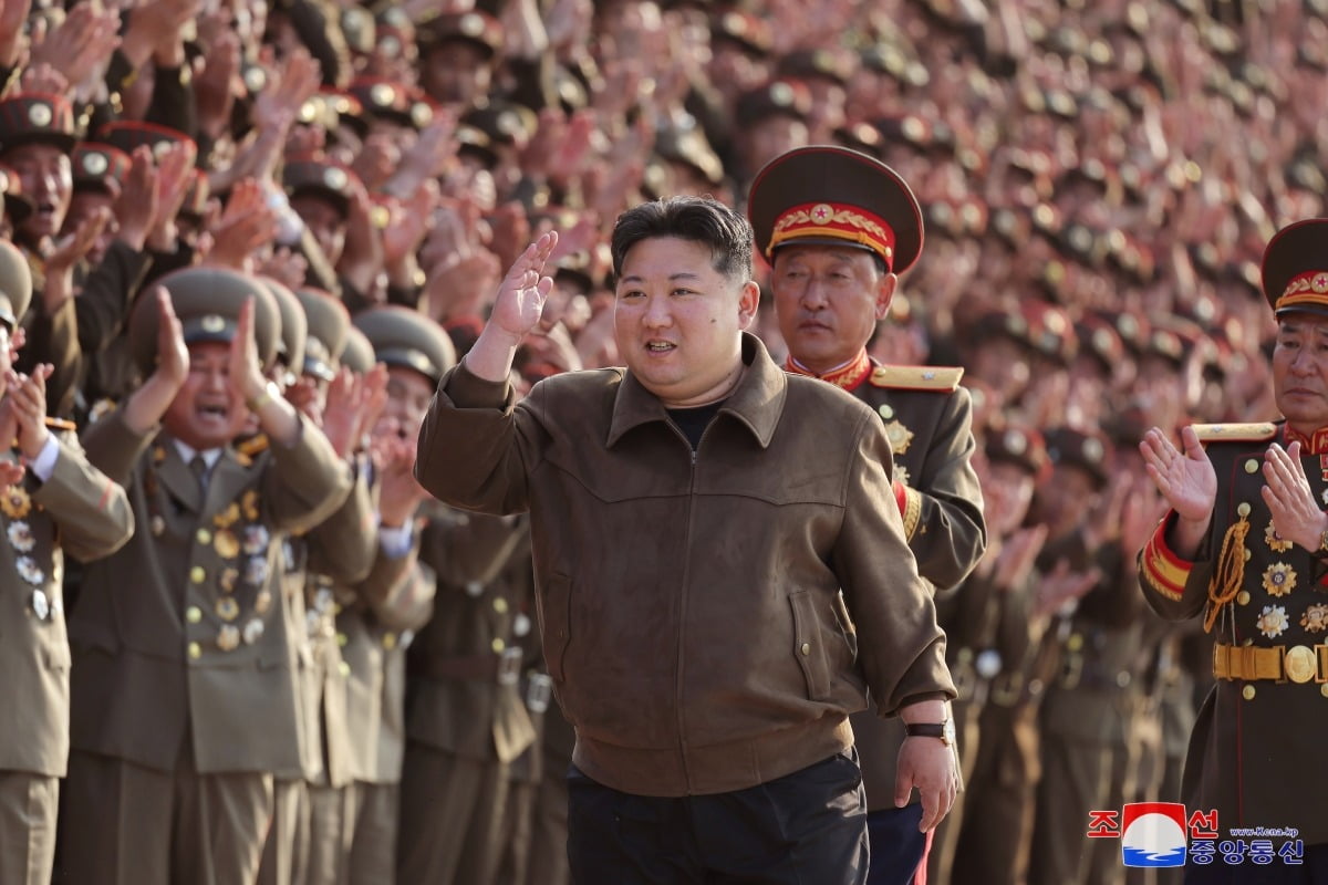 김정은 북한 국무위원장이 지난 22일 노동당 중앙간부학교 건설에 참여한 군인·설계자들과 기념 공연을 한 예술인들과 기념사진을 찍었다고 조선중앙통신이 지난 23일 보도했다. 사진=연합뉴스