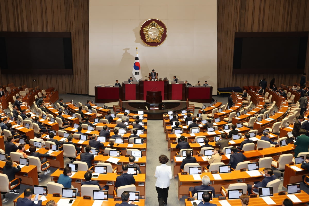 김진표 국회의장이 28일 오후 국회에서 열린 본회의에서 재의결 안건으로 상정됐다가 부결된 '해병대 채상병 사망사건 수사외압 의혹 특별검사법' 표결 결과를 발표하고 있다. / 사진=연합뉴스