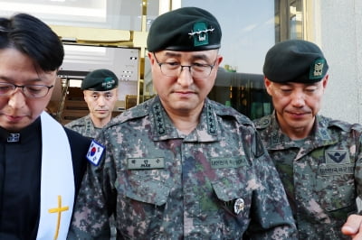 '얼차려 사망' 훈련병 조문한 육군총장, '가혹행위' 질문엔…
