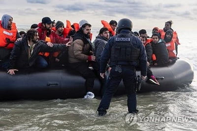 영국, 망명심사 탈락 이주민 르완다 첫 송환