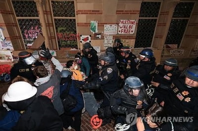 '가자전쟁 반대' UCLA 시위대에도 결국 경찰력 투입