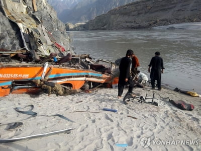 파키스탄-중국 산악도로서 버스 협곡 추락…20명 숨져