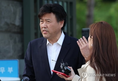 석방된 김용 "거짓말로 사건 만들어…조작검찰 범죄 밝혀질 것"